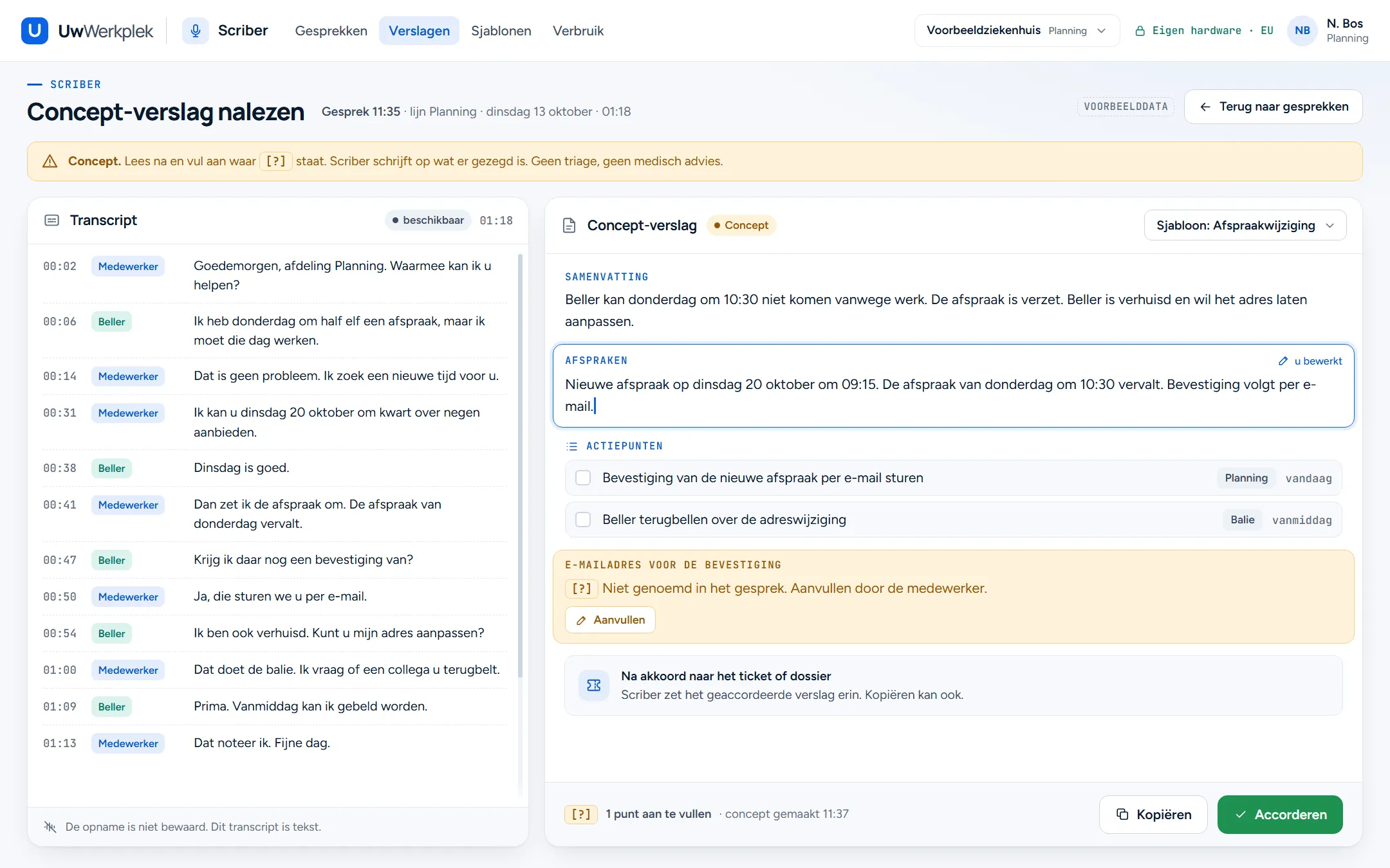 Reviewscherm van Scriber, met Verslagen actief in het menu. Bovenaan een gele melding: concept, lees na en vul aan waar [?] staat, geen triage en geen medisch advies. Links het transcript van een gesprek over het verzetten van een afspraak, met tijden en de labels medewerker en beller, en het label sprekerherkenning beschikbaar. Rechts het concept-verslag met het sjabloon Afspraakwijziging: samenvatting, afspraken die de medewerker bewerkt, twee actiepunten voor Planning en Balie, en het e-mailadres gemarkeerd met [?]. Onderaan de knoppen Kopiëren en Accorderen.